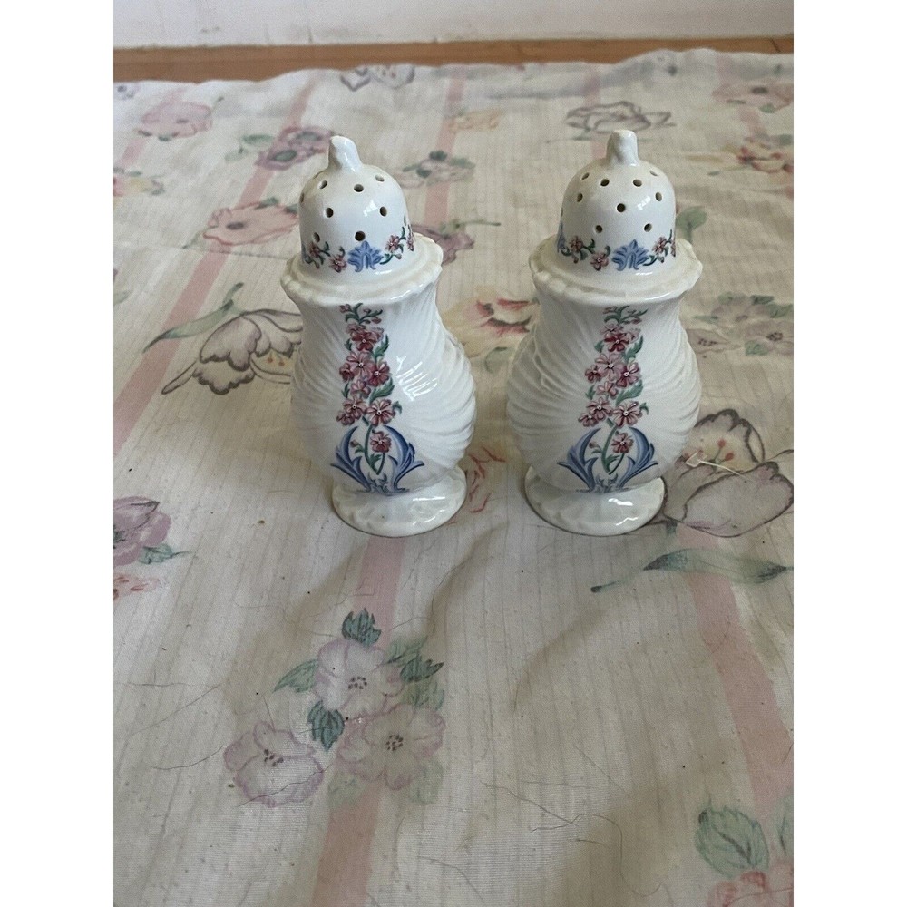 Southern Heirlooms Elizabeth Arden Salt and Pepper Shakers Flower Detail Japan
